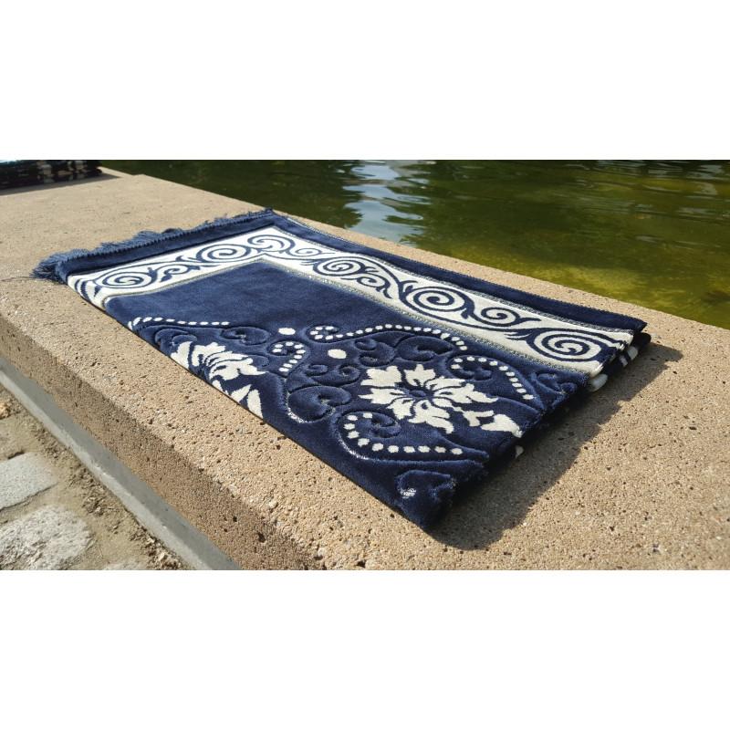 tapis-de-priere-motif-fleurs-fond-bleu-fonce